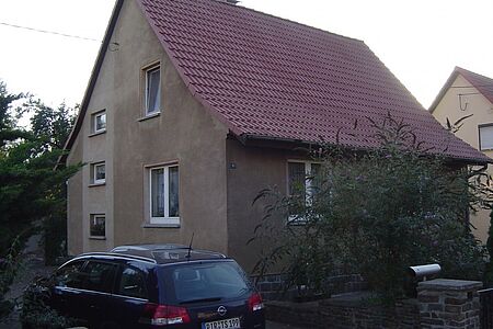 Einfamilienhaus mit ungleichmäßiger Fassade in verschiedenen Brauntönen