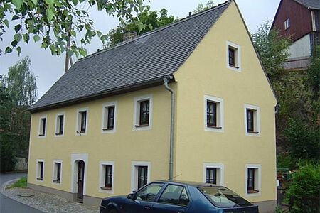 Frisch verputztes Mehrfamilienhaus in Gelb