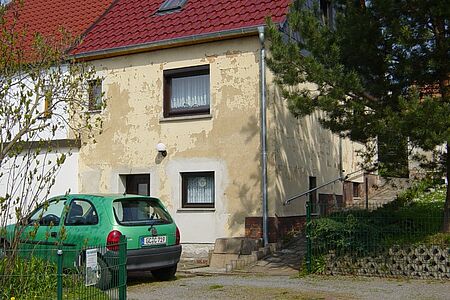 Reihenhaus mit großflächigen Stockflecken
