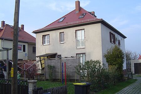 Haus mit veralteten grauen Fassaden