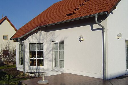 Großes weißes Einfamilienhaus vor Sanierungsmaßnahmen