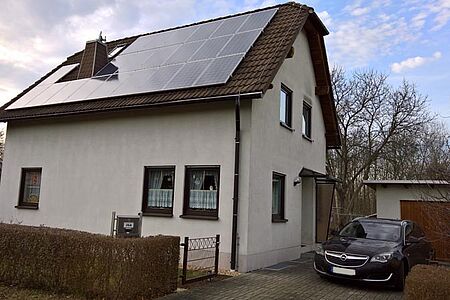 Ehemals weißes Einfamilienhaus mit ergrauter Fassade