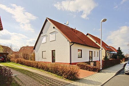 Strahlend weißes Einfamilienhaus nach der Sanierung