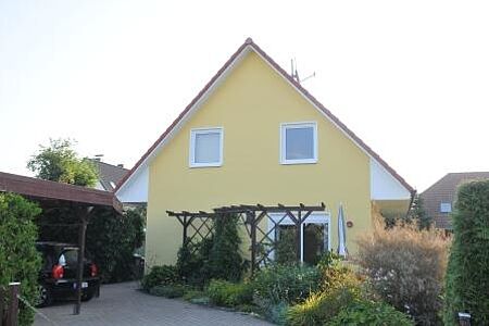 Einfamilienhaus in frischer gelber Spezialputzfassade