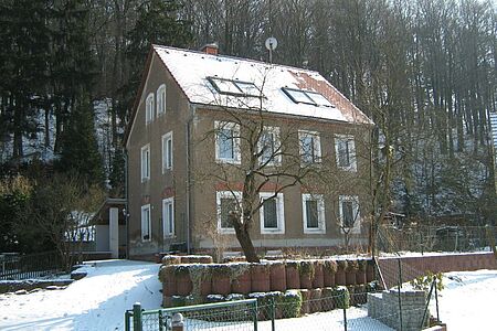 Dreistöckiges Wohnhaus mit veralteter Fassade in Braun