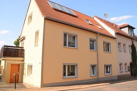 Zweistöckiges Reihenhaus mit kleiner Photovoltaikanlage auf dem Dach