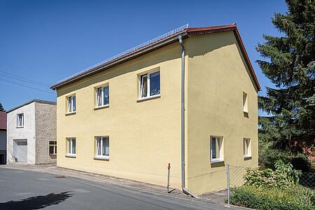 Mehrfamilienhaus mit gelben Spezialputzfassaden