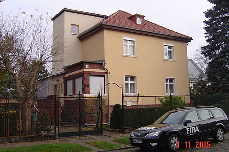 Villa in verschiedenen Tönen von hellem Orange