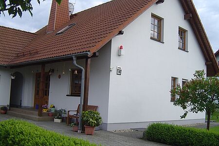 Wohnhaus mit vier Stockwerken und einer Fassade in sehr hellem Blau