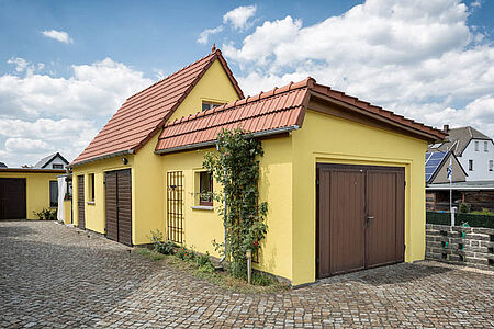 Großes Einfamilienhaus mit frischer Fassade in Pastellorange