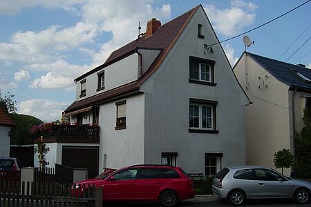Weißes Dreistöckiges Haus mit verschmutzter Fassade