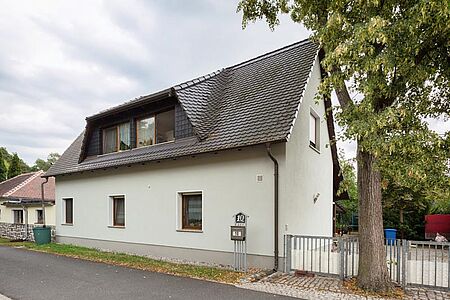 Schmales, helles Einfamilienhaus mit frisch sanierter Fassade