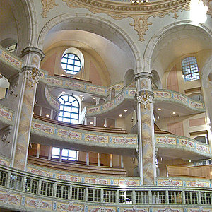 Einzelne Etage der Dresdner Frauenkirche von unten 