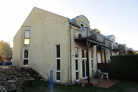 Veraltetes Reihenhaus mit verwitterter Fassade