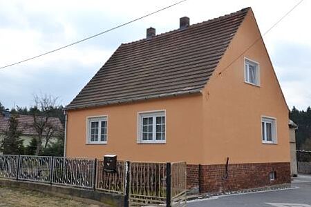 Oranges Einfamilienhaus mit spitzem Satteldach