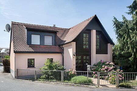 Pastellkorallenes Wohnhaus mit Front aus Glasbausteinen