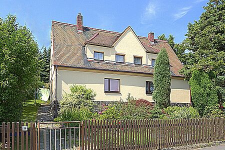 Hellgelbes Zweifamilienhaus im Grünen 