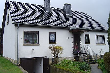 Einfamilienhaus mit Tiefgarage und schmutzig-weißer Fassade