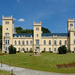 Saniertes Keppschloss in Dresden mit großem Garten, Brunnen und Rundweg