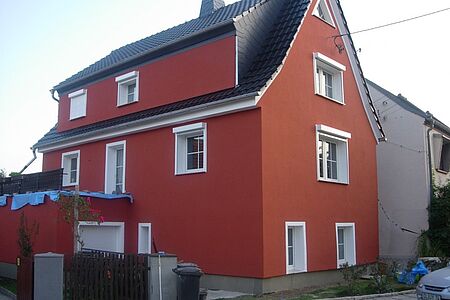 Rotes Dreistöckiges Haus mit frischem Putz
