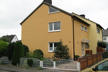 Orange Doppelhaushälfte mit Vorgarten