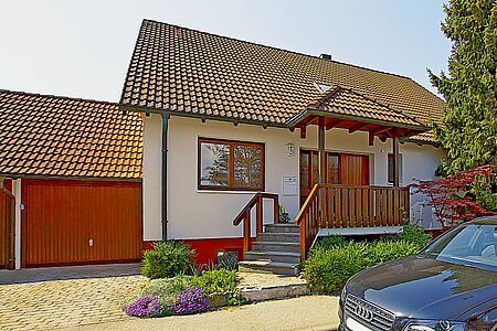 Einfamilienhaus mit Garage und Treppenaufgang nach energetischer Sanierung
