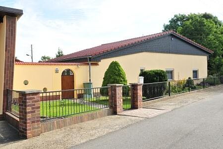 Großes Bungalow mit Garten und pastelloranger Fassade