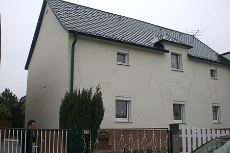 Mehrfamilienhaus in schmutzigem Weiß