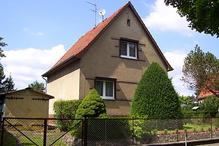 Haus mit alter, brauner Fassade