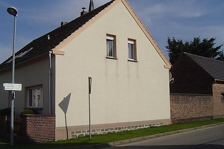Doppelhaus mit alter, schmutziger Fassade in Creme