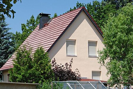 Einfamilienhaus im Grünen mit frischer Fassade in Rosa