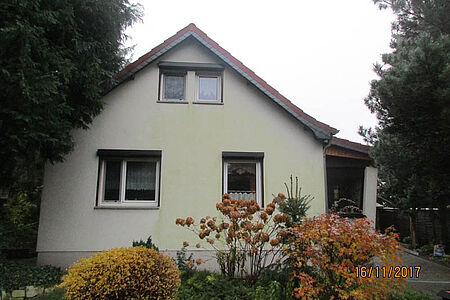 Einfamilienhaus im Grünen vor der Fassadensanierung
