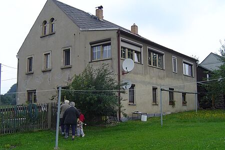 Braunes Wohnhaus im Grünen