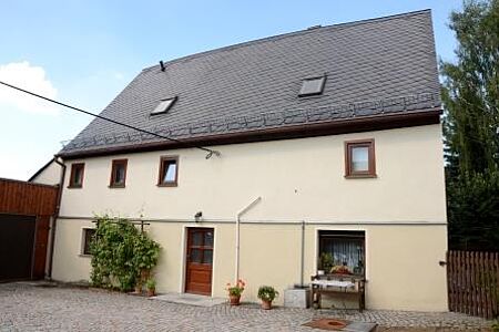 Haus mit heller Fassade und verschiedenen Tönen für Erdgeschoss und erster Etage 