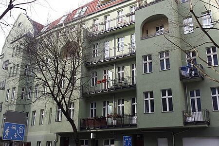 Großes Wohnhaus mit grüner Fassade