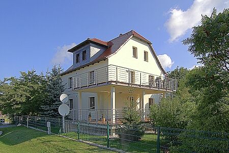 Pastellgelbe Villa mit Balkonen