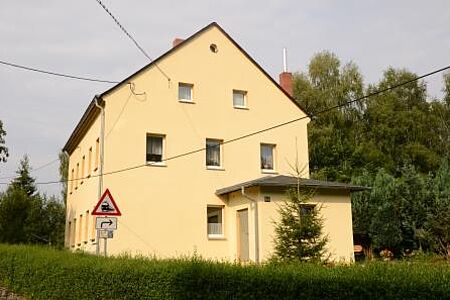 Großes Mehrfamilienhaus mit frischer, sonnengelber Fassade