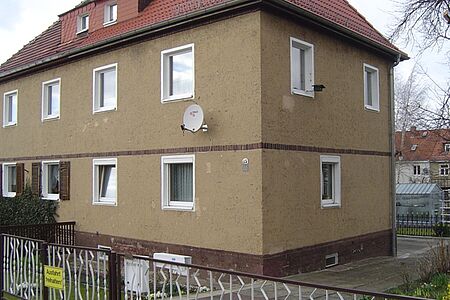 Doppelhaus mit identischer Fassade in Braun