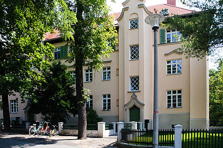 Sanierter Altbau im Grünen