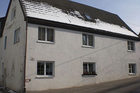 Wohnhaus mit veralteter weißer Fassade