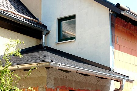 Ausschnitt eines Hausfassade mit teilweise offener Fassade 