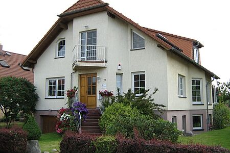 Mehrstöckige Villa mit veralteter Fassadengestaltung