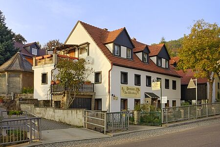 Weißes Reihenhaus nach der Fassadensanierung