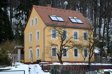 Dreistöckiges Wohnhaus mit frisch gestrichener Fassade in Orange