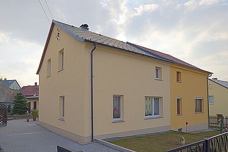 Doppelhaus mit frischer Fassade in hellem und dunklerem Orange