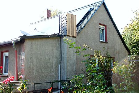Verputztes Einfamilienhaus in schmutzigem Grau-Braun
