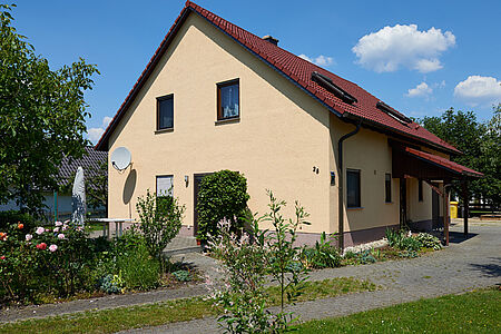 Großes Stadthaus mit Wohn- und Gewerbefläche sowie sehr heller, pastellgelber Fassade
