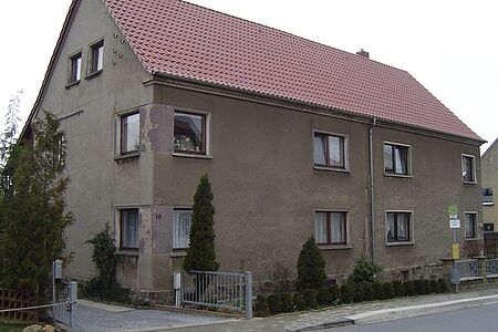 Mehlfamilienhaus mit brauner Fassade und Stockflecken