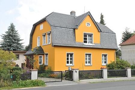Villa mit frischer Fassade in strahlendem Orange