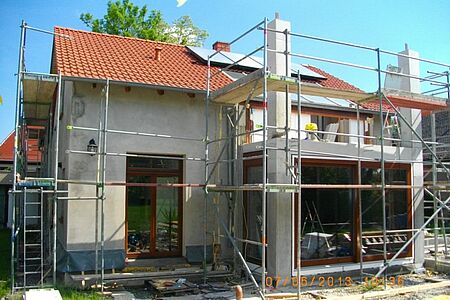 Weißes Wohnhaus während der Rundum-Sanierung